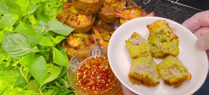 Serve Banh Cong hot with vegetables and sweet and sour fish sauce.