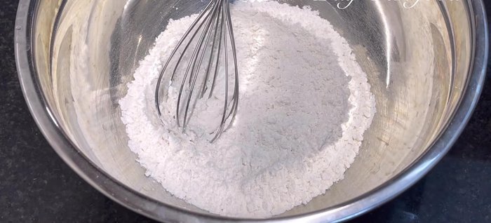 Prepare the dough: Mix all-purpose flour, sticky rice flour, crispy fried flour, sugar, seasoning powder, salt, and turmeric powder.