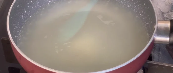 Cook pandan jelly: Stir the mixture, then cook over medium heat, stirring occasionally, until it boils slightly. Reduce heat to low and cook for another 5-7 minutes until clear. Add pandan leaf water and cook for 2-3 more minutes.