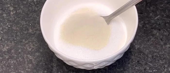 Prepare Pandan jelly: Mix sugar and agar powder. Add water and stir well. Let it soak for 20-30 minutes.