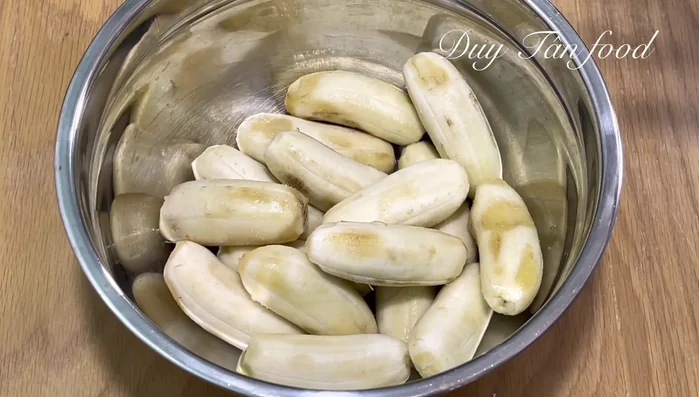 Prepare bananas: Peel and mash bananas until smooth. (204.879)