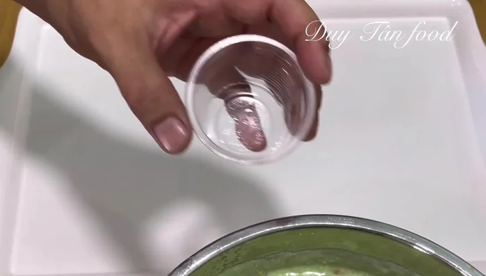 Fill containers: Scoop the ice cream mixture into ice cream cups or bags. Garnish with remaining peanuts. (310.72)