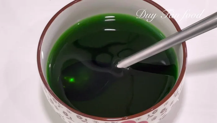 Prepare pandan mixture: Blend pandan leaves (optional) with water, then strain. Add cornstarch and stir well. (54.559)