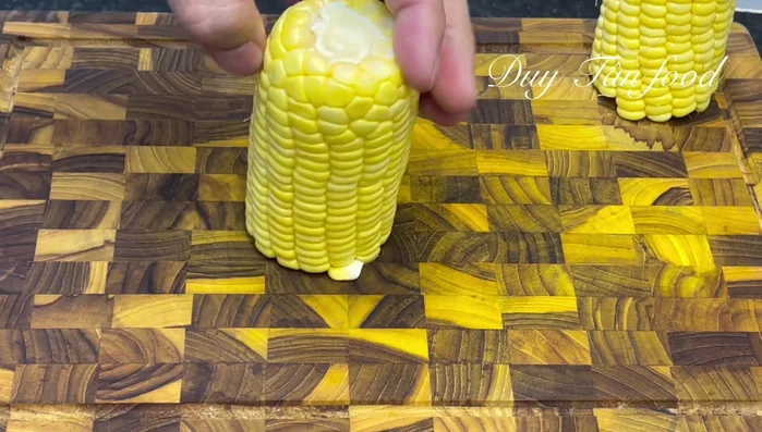 Prepare the corn: Peel the corn cobs, ensuring each kernel has two peeling lines. Do not peel too thinly. Weigh out 250-300g of corn kernels.