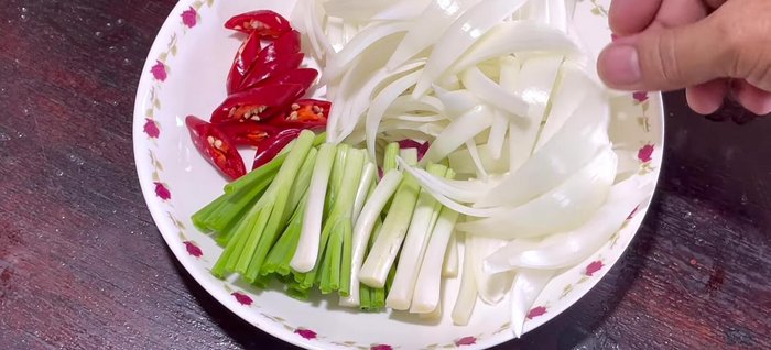 Cut the onion into small pieces. Chop the white parts of green onions and chili peppers.