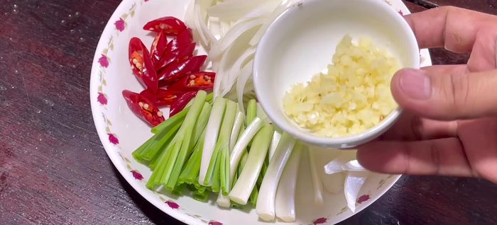 Prepare minced garlic. Saute until fragrant and set aside.
