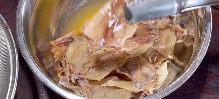 Drain the soaked squid and let it air dry for 5-10 minutes (or sun-dry for 10-15 minutes) to prevent oil splattering during frying. A fan can also be used if no sun is available.