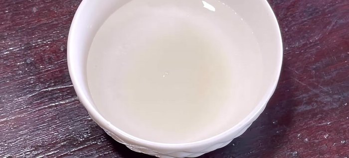 Prepare the sauce: Combine water, sugar, fish sauce, chili sauce, MSG (optional), pepper, and dried chili flakes (optional). Stir well and let it dissolve.