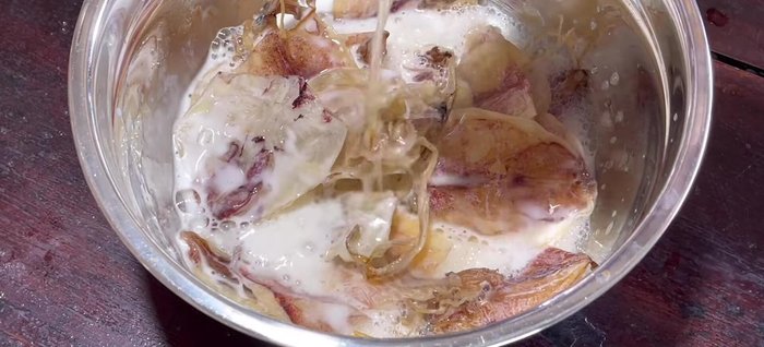 Soak the dried squid in beer for 5 minutes (smaller squid) or 10 minutes (larger squid). If you don't have beer, soak in water and rinse thoroughly to remove sand and dust.