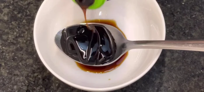 Prepare the marinade: Mix soy sauce, vegetarian oyster sauce, sugar, mushroom seasoning powder, and water in a bowl. Stir well.