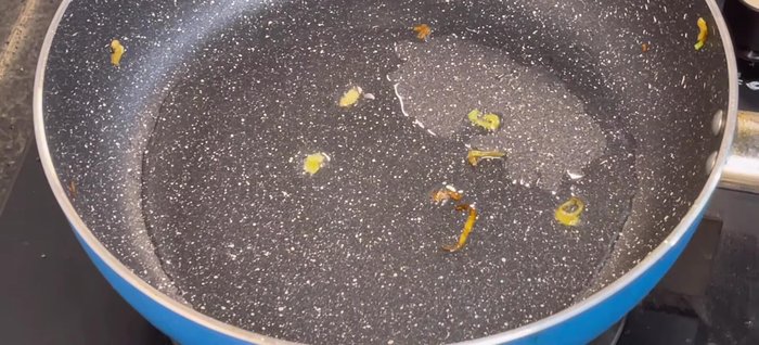 Add more cooking oil to the pan. Add the fried onions (if any left), then add the seaweed and stir-fry until fragrant.