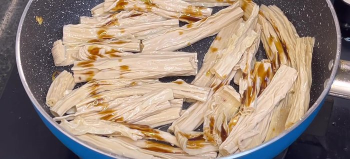 Stir-fry for 1-2 minutes, then add the prepared marinade and mix well.
