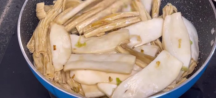 Add the pan-fried mushrooms to the sauce and mix well. Turn off the heat.