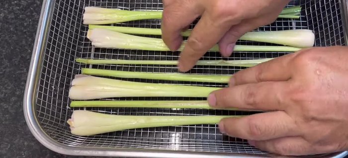 Line a steaming tray with crushed lemongrass. Arrange the prepared vegetarian chicken on the tray.