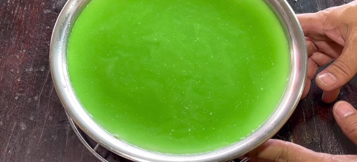Let the cake cool completely before cutting. To speed up cooling, submerge the cake in iced water.