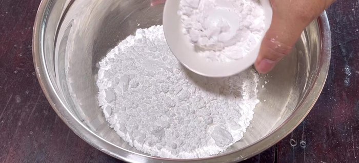 Mix the cake batter: Combine rice flour, tapioca starch (optional), sugar, and salt in a bowl.