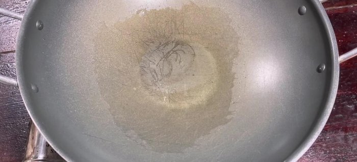 Prepare the filling: Heat oil in a pan, sauté minced onion until fragrant. Add ground pork and stir-fry until firm. Add cassava and carrots, stir-fry until partially cooked.