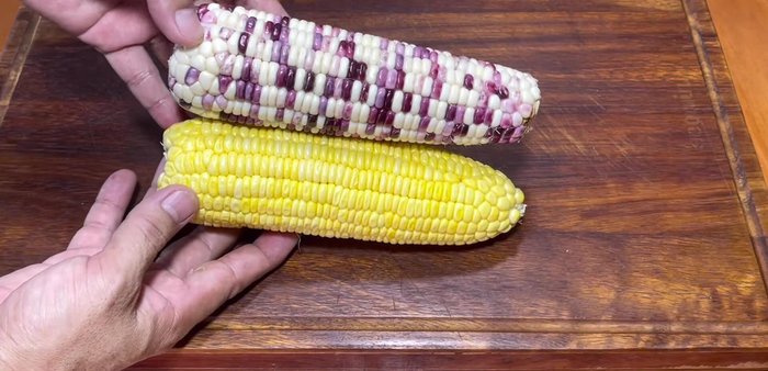 Prepare the corn. Peel both sweet and sticky corn thinly. For the sticky corn, use white corn for better flavor. You should have about 500g of corn after peeling.