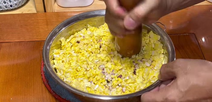 Prepare the yellow corn. Soak the yellow corn until slightly mushy. Squeeze out about 50% of the water. Do not squeeze out all the water.