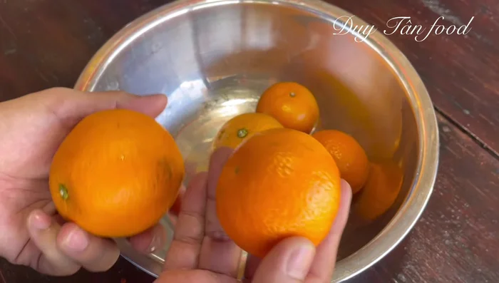 Prepare citrus fruits: Wash oranges and tangerines with diluted salt water to remove bitterness.