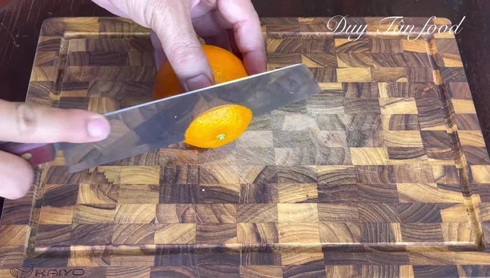 Cut citrus fruits: Cut oranges and tangerines into small pieces, removing seeds carefully. Aim for small, even pieces (0.5 cm).