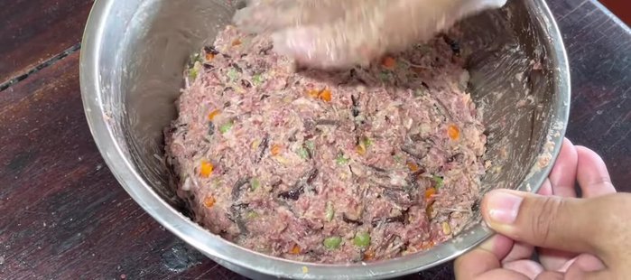 Prepare the bowl: Line a rice bowl with caul fat, ensuring it's not too tight or too loose. (283.84)