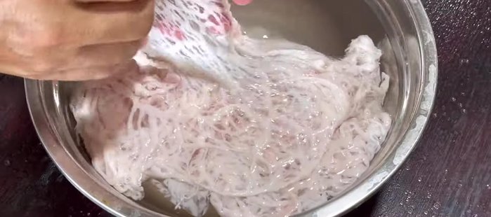 Prepare the caul fat: Wash thoroughly with diluted salt water, removing any pig hairs or impurities. Soak in water with crushed ginger and white wine for 5-10 minutes, then wash again. (36.96)