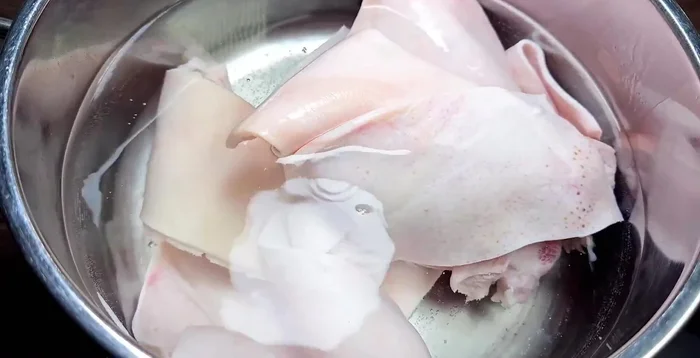 Boil pork skin and pig's feet for 50 minutes until soft.