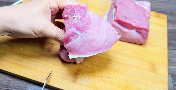Cut the dragon head thigh meat into pieces.