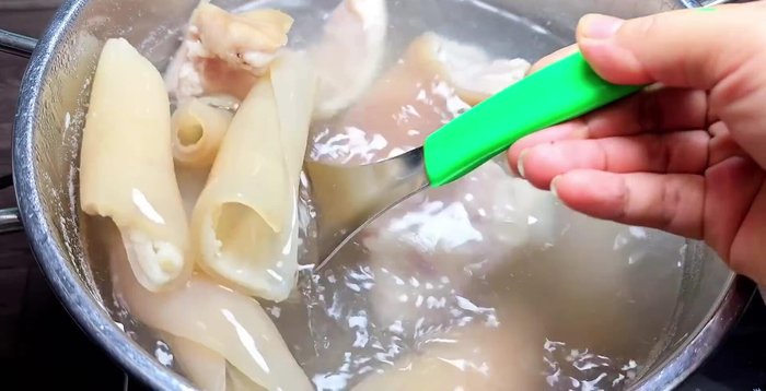 Skim off foam while boiling the pork skin and pig's feet.