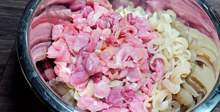 Stir-fry the marinated mixture over medium heat for 20 minutes until cooked through and sticky.