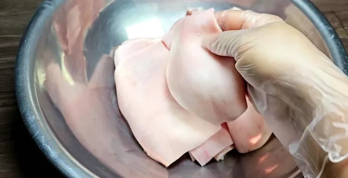 Clean and prepare the pork skin and pig ears. Remove hair and fishy smell by scrubbing with salt and white wine. Rinse thoroughly.