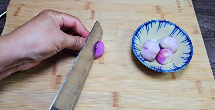 Finely chop the purple onion. You don't need to chop it too finely.