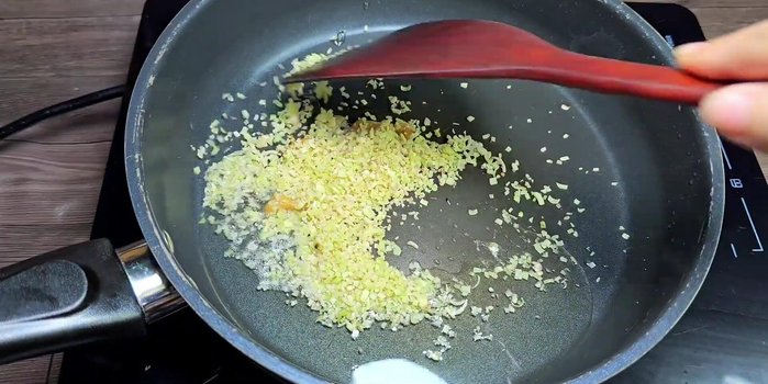 Heat cooking oil in a wok or frying pan. Add finely chopped lemongrass and garlic, stir-fry until fragrant.