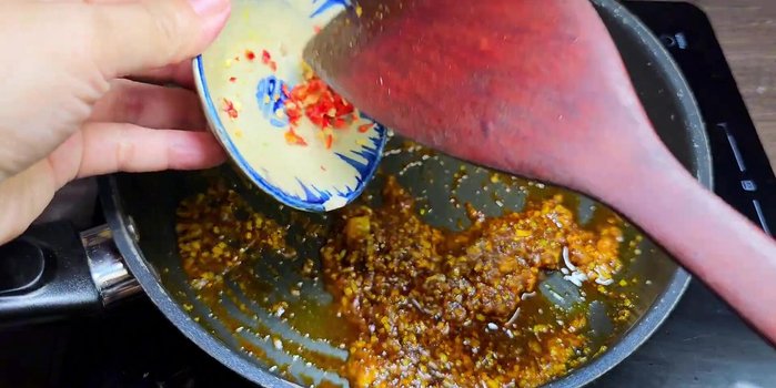 Turn on the stove again. Add chopped chili for spiciness.