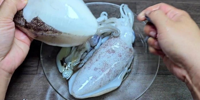 Clean and prepare the squid. Cut the squid into bite-sized pieces diagonally.