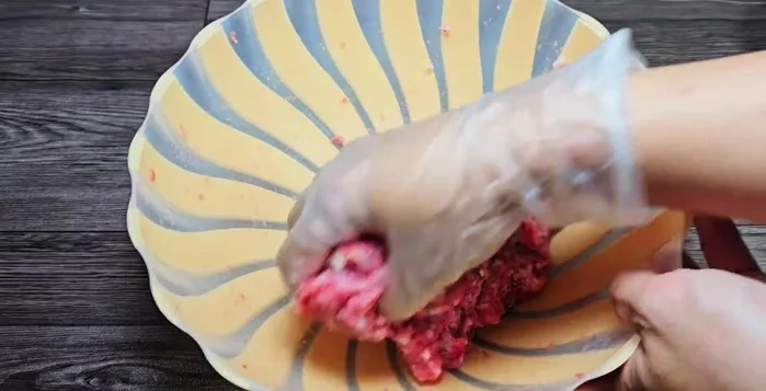 Remove the meat from the freezer and knead it again. This makes the meat tougher and more delicious.