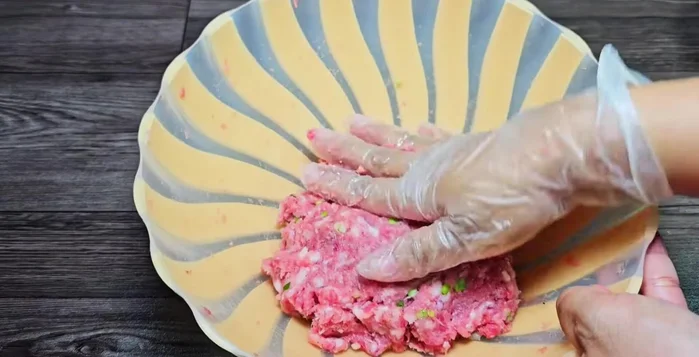 Roll the meat into small meatballs.
