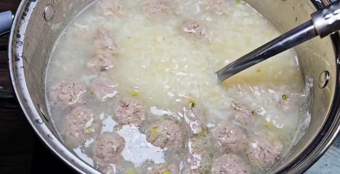 Season the porridge with salt, sugar, and MSG to taste. Adjust seasoning to your preference.