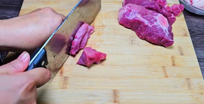 Finely mince the lean meat and fat. If using a blender, blend until finely minced but not into a paste.