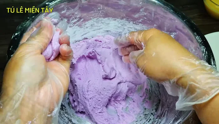 Roll the dough into small balls (approx. 20g each).
