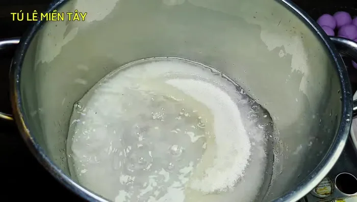 In a pot, combine sugar, 800ml water, and ½ teaspoon salt. Bring to a boil.