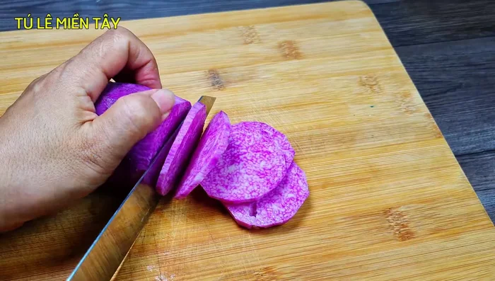 Cut the taro into thin slices.