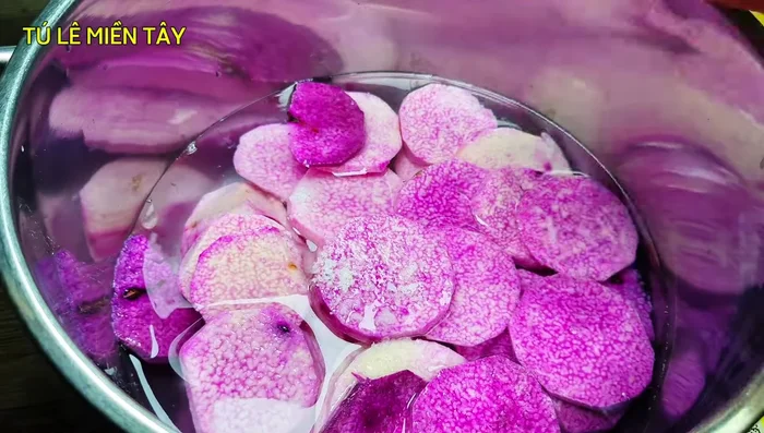 Boil the taro with 400ml of water and ½ teaspoon of salt until soft (stir occasionally).