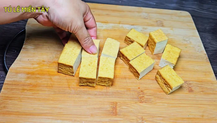 Cut the tofu into bite-sized pieces. Lightly fry the white parts of the tofu until slightly golden brown. Set aside.