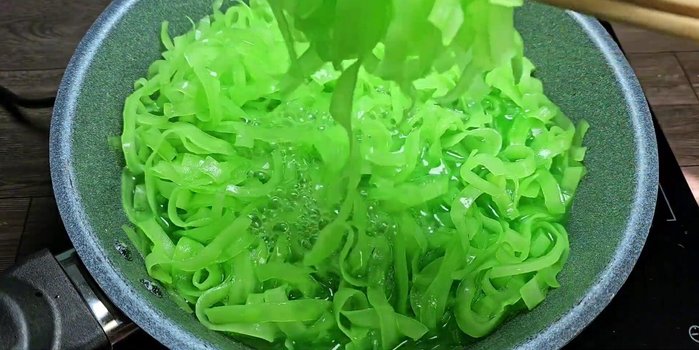 Reduce heat to medium and cook slowly, stirring constantly to prevent burning. Stir evenly to ensure the sugar water is absorbed evenly.