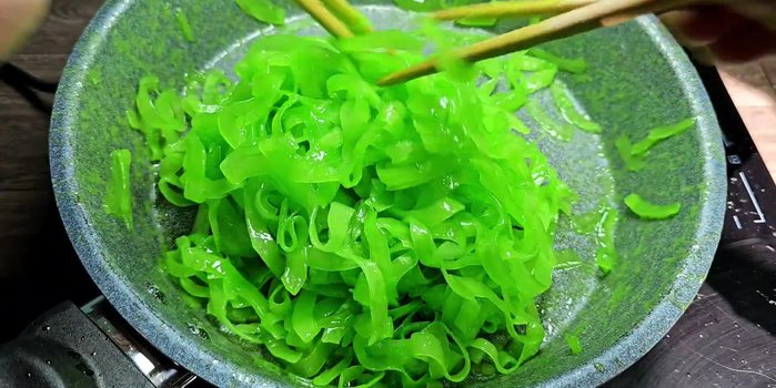 If the jam is still sticky, use a fan on high power to cool and solidify the sugar crystals more quickly. This prevents burning if you continue cooking on the stove.