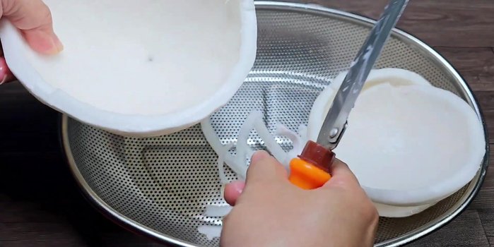 Grate 500g of coconut rice. Use coconut rice that is slightly firm but not old.