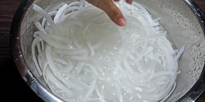 Rinse the grated coconut rice once or twice, but not too thoroughly to preserve the fat.