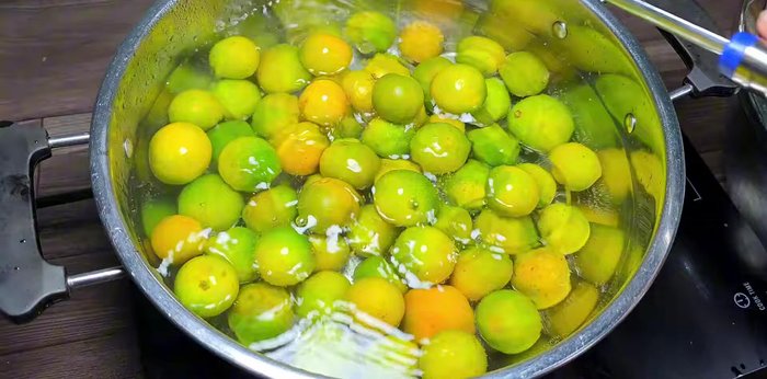 Briefly blanch the kumquats in the boiling water (don't boil them). Stir twice. Remove immediately.
